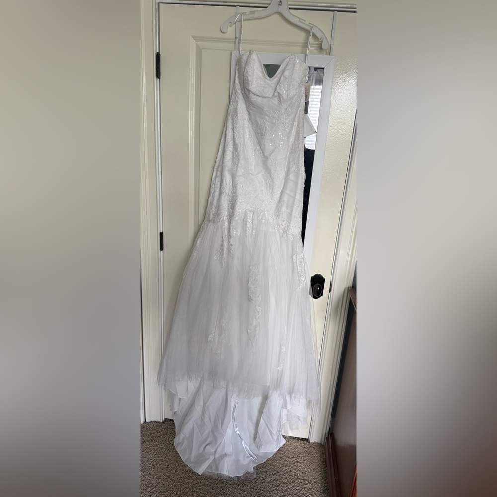 NWT, unaltered wedding dress & veil